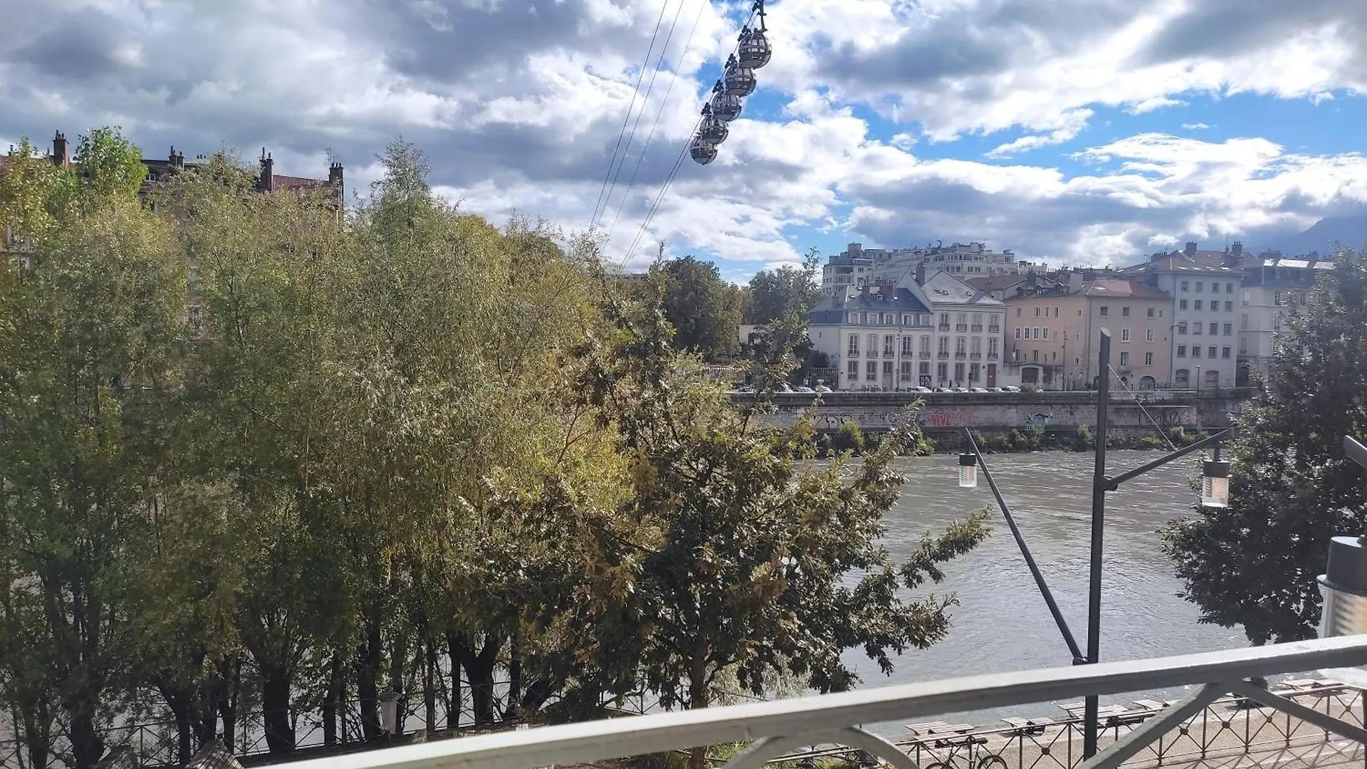 Vue exceptionnelle sur l'Isère et les montagnes Grenoble 0*,  France